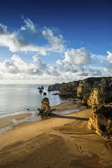 Coloured Cliffs Drucke: Coloured cliffs and sunrise at the beach