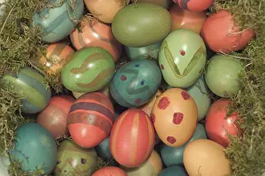 Coloured Easter Eggs Drucke: Coloured Easter eggs in the moss