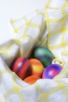 Christian Tradition Drucke: Coloured eggs in cloth, colourful Easter eggs