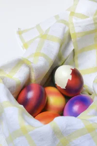 Easter Egg Tradition Drucke: Coloured eggs in cloth, colourful Easter eggs