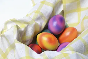 Christian Holidays Drucke: Coloured eggs in cloth, colourful Easter eggs