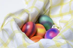 Painted Easter Eggs Drucke: Coloured eggs in cloth, colourful Easter eggs