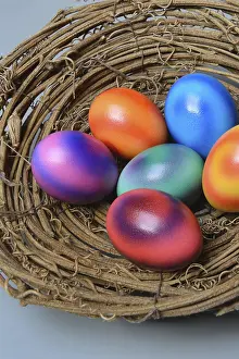 Multicolored Easter Eggs Drucke: Coloured eggs in nest shell, colourful Easter eggs