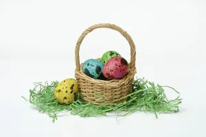 Coloured Quail Eggs Drucke: Coloured quail eggs in baskets
