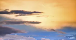 Atmospheric Mood Drucke: Coloured sky with some clouds at dusk