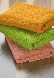 Wooden Background Images Drucke: Coloured towels