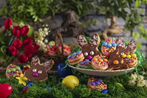 Easter Egg Arrangement Drucke: Colourful Easter biscuits with a bouquet of tulips and Easter eggs