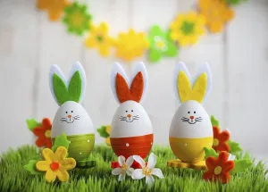Traditional Easter Decoration Drucke: Three colourful easter bunny on the green grass