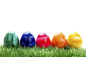 Painted Easter Eggs Drucke: Colourful Easter eggs on a lawn