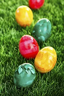 Traditional Easter Traditions Drucke: Colourful Easter eggs on a lawn