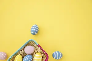 Colourful Easter Basket Drucke: Colourful easter eggs small basket yellow table