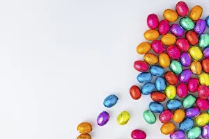 Easter Egg Images Drucke: Colourful Easter sweets, chocolate eggs on white background