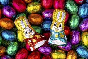 Traditional Easter Sweets Drucke: Colourful Easter sweets on grass