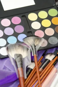 Eye Shadow Cosmetics Drucke: Colourful eye shadows and brushes for makeup