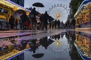 Frankfurt Mainfest Drucke: The colourful lights of the Mainfest are reflected in a puddle