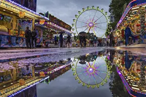 Frankfurt Mainfest Drucke: The colourful lights of the Mainfest are reflected in a puddle