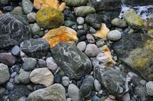 Colourful Pebbles Drucke: Colourful pebbles of various sizes with different patterns