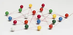 Directional Sign Post Drucke: Colourful pushpins with thread route map