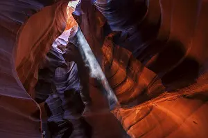 Deserted Canyon Scene Drucke: Colourful sandstone formations with light