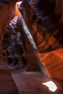 Upper Antelope Canyon Drucke: Colourful sandstone formations with light
