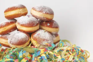 Plain Coloured Background Drucke: Colourful streamers and doughnuts