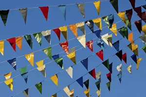 Blue Sky Germany Drucke: Colourful triangular flags on a rope in the air and a blue sky in the background