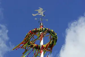Handicraft Symbolism Drucke: A colourfully decorated maypole