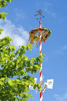 Ornate Tree Decoration Drucke: A colourfully decorated maypole