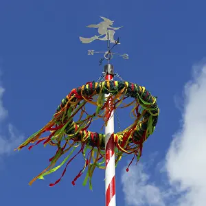 Handicraft Decoration Drucke: A colourfully decorated maypole