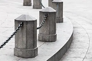 Historic Downtown Area Drucke: Column with a chain on the town square
