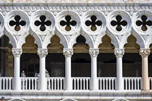 Gothic Style Buildings Italy Drucke: Columns at the Doge's Palace