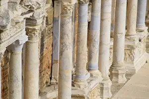 Drucke von Säulen auf der Bühne des Amphitheaters. Antikes antikes Amphitheater in der Stadt Hierapolis in der Türkei. Stufen und antike Statuen mit Säulen im Amphitheater Türkische Kulturerbestätten Drucke: Säulen auf der Bühne des Amphitheaters.