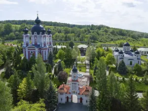 Drucke von Kombination aus mehreren religiösen Gebäuden und dichter Vegetation in hügeliger Umgebung, Luftaufnahme, Kathedrale der Empfängnis Mariens links, Curchi-Kloster, Orhei-Bezirk, Republik Moldau Moldawien Drucke: Kombination mehrerer religiöser Gebäude und dichter Vegetation in hügeliger Umgebung.