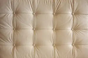 Comfortable Sofa Drucke: Comfortable buttoned leather pattern with dramatic lighting