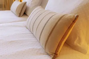 Bilder Datiert 10. Dezember 2024: Komfortable dekorative Kissen auf dem Bett.