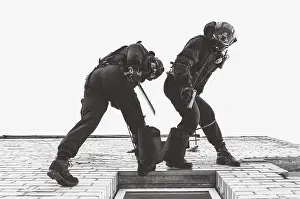 SWAT Team Exercises Drucke: Two commandos train at the base