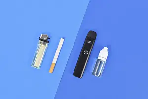 Real V Electronic Cigarettes Drucke: Comparison between electronic and real cigarette with lighter and liquid solution