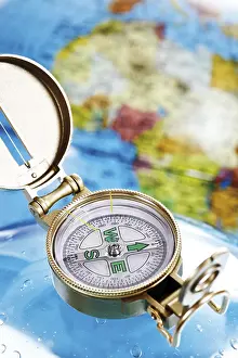 Compass Navigation Drucke: Compass on globe