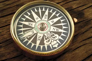 Cardinal Directions Drucke: Compass on a wooden surface
