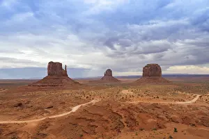 Deserted American Landscapes Drucke: Complementary colours blue and orange in this iconic view of Monument Valley