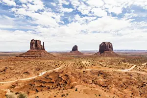 Deserted American Landscapes Drucke: Complementary colours blue and orange in this iconic view of Monument Valley