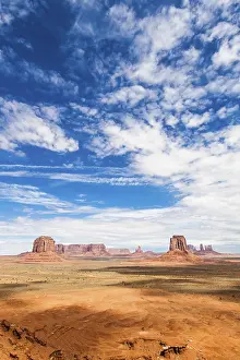 Monument Valley Landscape Drucke: Complementary colours blue and orange in this iconic view of Monument Valley