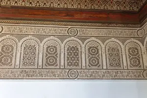 Deserted Building Structure Drucke: Complex arabesque patterns adorn a wall in a traditional style