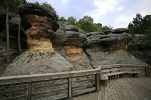 Drucke von Komplexe Eisenpräzipitation, die Muster von konzentrischen und parallelen Liesegang-Bändern aus eisenoxidreichen Schichten auf Sandsteinfelsen im Garden of the Gods, Shawnee National Forest Verwandte Bilder Drucke: Komplexer Eisennebel, der Muster von konzentrischen Kreisen bildet.