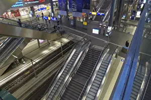 Drucke von Komplexes Netzwerk von Aufzügen und Gleisen im Bahnhof Berlin Hauptbahnhof, Berlin, Deutschland Eisenbahn Drucke: Komplexes Netzwerk von Aufzügen und Gleisen im Bahnhof Berlin Hauptbahnhof.