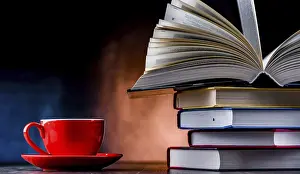 Eine Komposition mit Büchern und einem Kaffeebecher.