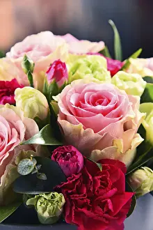 Decorative Cut Flowers Drucke: Composition with bouquet of roses