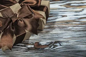 Wooden Background Decor Drucke: Composition of brown present boxes on wooden background