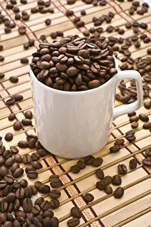 Detailed Food Photography Drucke: Composition of coffee mug and coffee grain