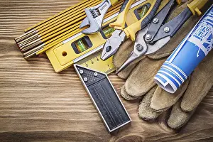 Construction Tools Drucke: Composition of construction tools on an old wooden panel
